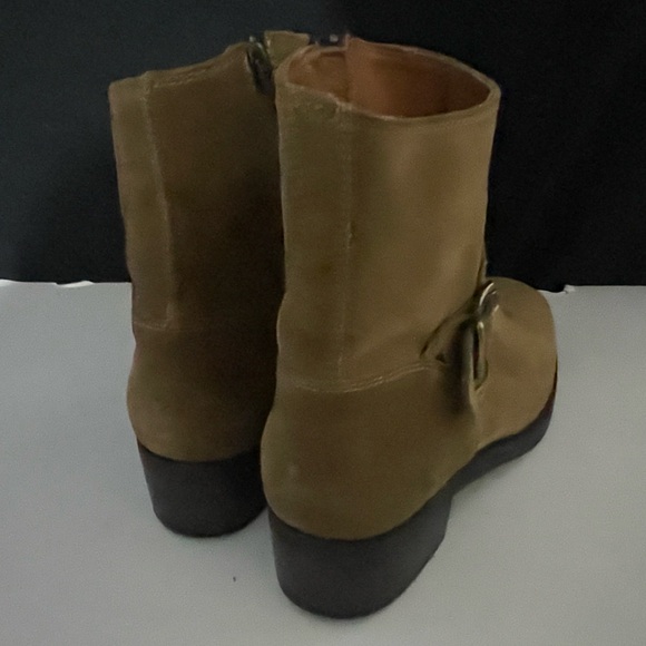 Frye Women's Genuine suede Leather Engineer Ankle Buckle Boot 7B. - Picture 4 of 5